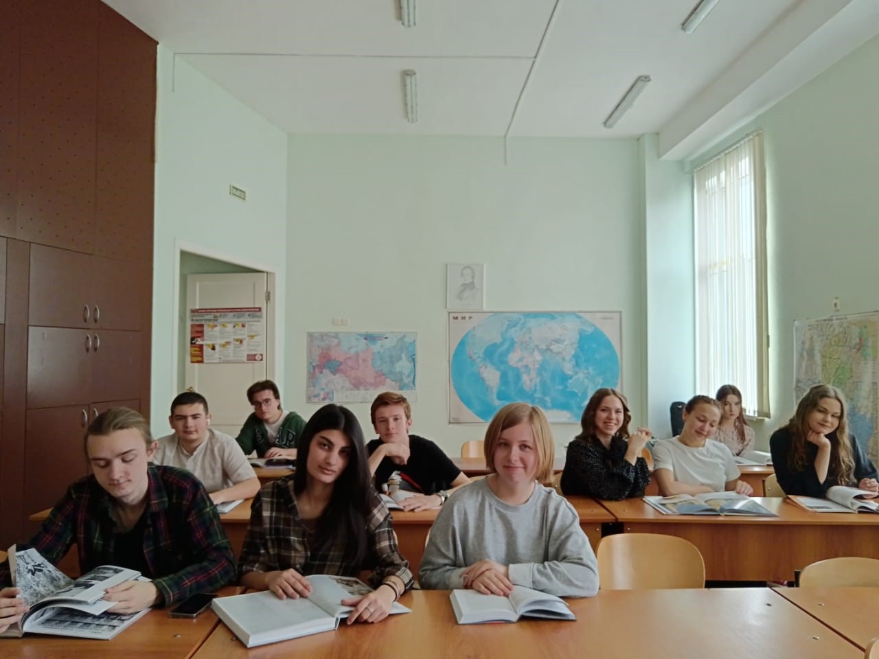 Урок-беседа, посвященный Всемирному дню книги, прошел в Ростовском колледже искусств