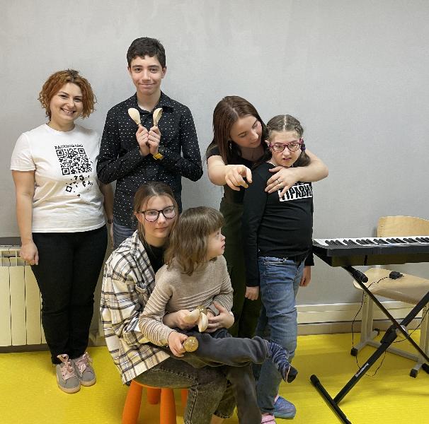 Волонтеры Ростовского колледжа искусств помогают детям с ограниченными возможностями здоровья постигать мир музыки